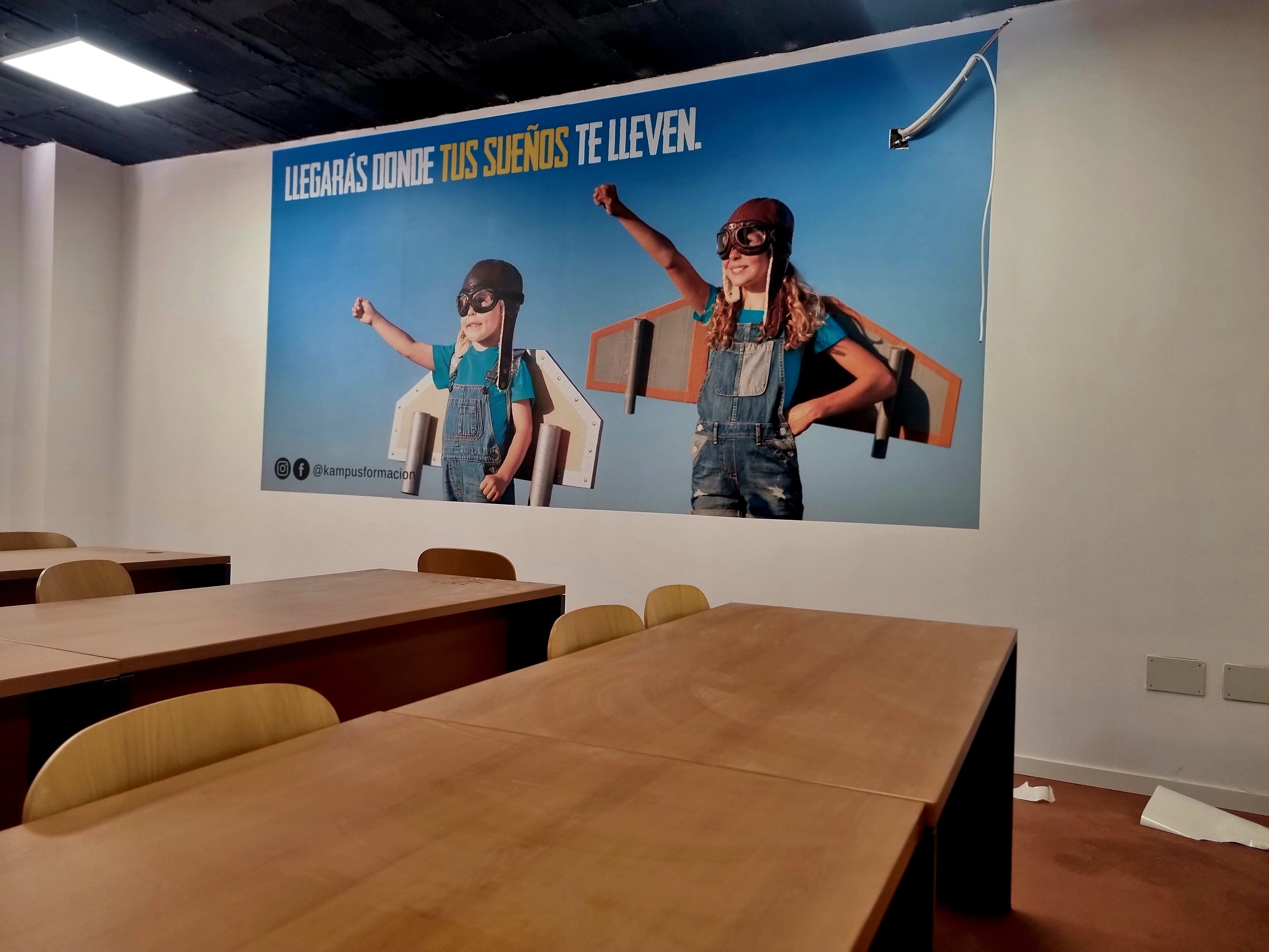 Vinilo impreso en pared de local